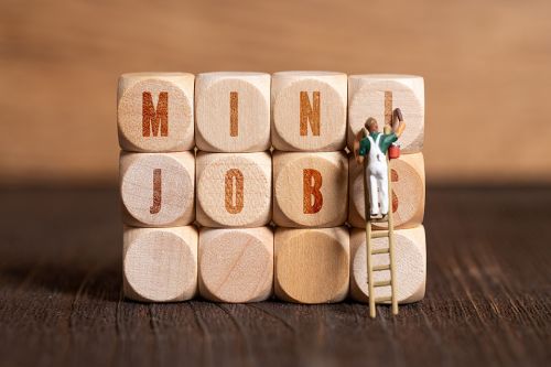 Foto: Holzwürfel mit Aufschrift Miniob